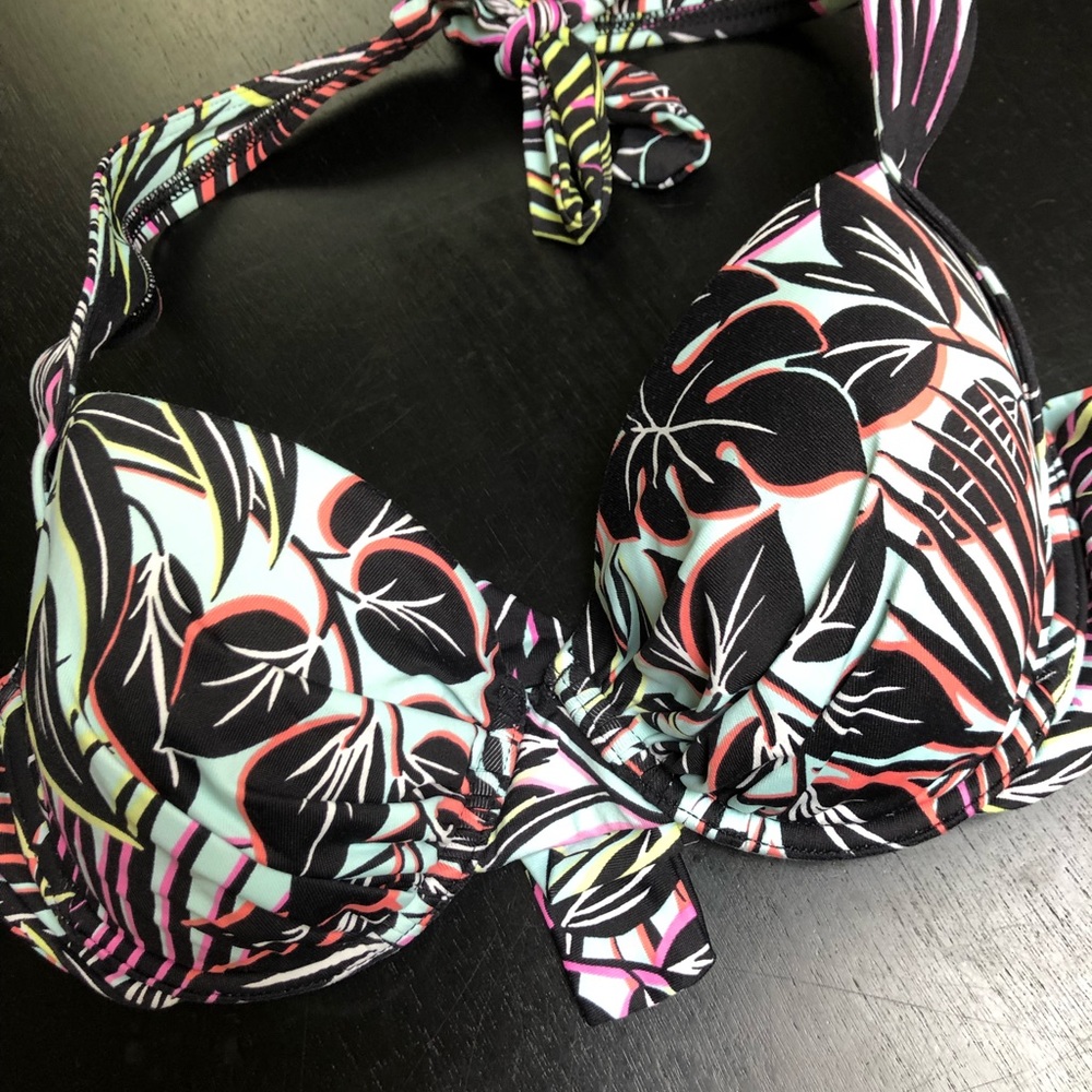 Cute, hardly used Tommy Bahama Halter bikini top